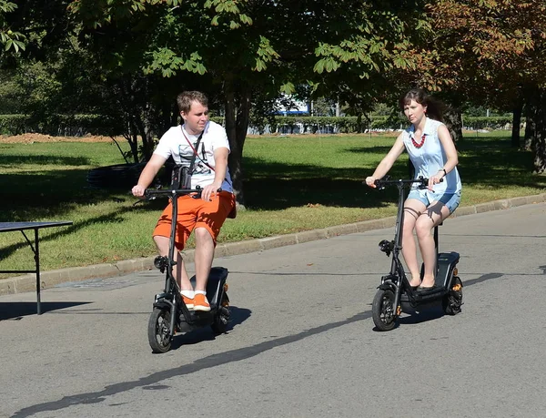 A walk on the scooters in the city park. — Stock Photo, Image