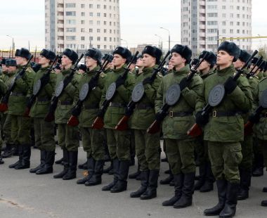  Öğrenciler el ile piyade silahlı askeri okulun geçit töreni için 7 Kasım kırmızı kare üzerinde hazırlanıyor.