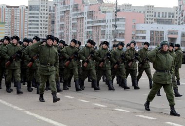  Makineli tüfek büyük Vatanseverlik Savaşı askerler geçit töreni için 7 Kasım Kızıl Meydan hazırlanıyorlar.