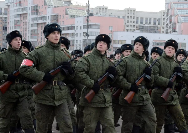 Servicemen with machine guns of the Great Patriotic War are preparing for the parade on November 7 in Red Square. — Stock Photo, Image