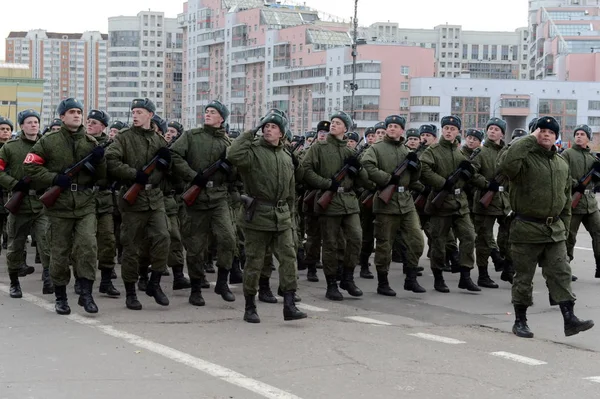Άνδρες των ενόπλων δυνάμεων με πολυβόλα του το μεγάλο Πατριωτικό Πόλεμο ετοιμάζονται για την παρέλαση στις 7 Νοεμβρίου στην Κόκκινη Πλατεία. — Φωτογραφία Αρχείου