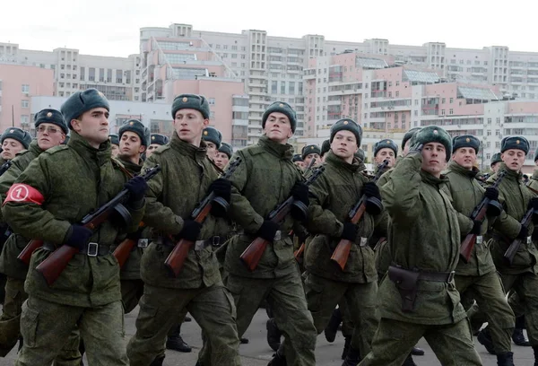  Makineli tüfek büyük Vatanseverlik Savaşı askerler geçit töreni için 7 Kasım Kızıl Meydan hazırlanıyorlar.