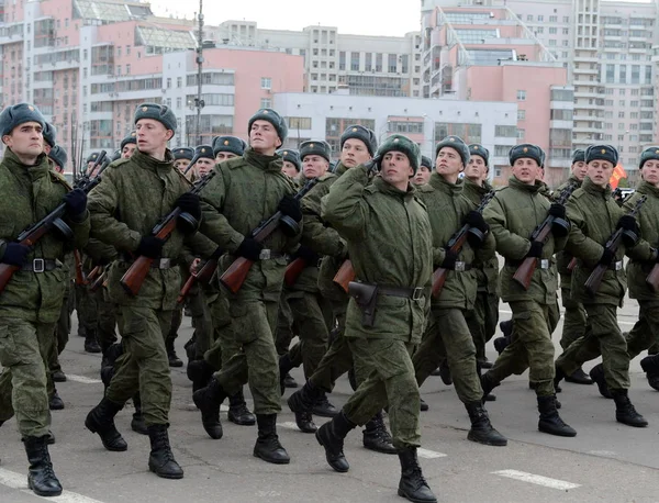A géppuskák, a Nagy Honvédő háború katona készül a felvonulás November 7-én a Vörös tér. — Stock Fotó