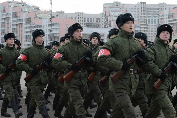 Servicemen with machine guns of the Great Patriotic War are preparing for the parade on November 7 in Red Square. — Stock Photo, Image