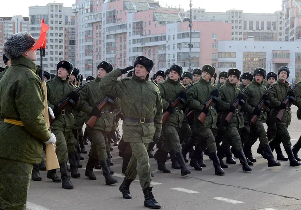 Άνδρες των ενόπλων δυνάμεων με πολυβόλα του το μεγάλο Πατριωτικό Πόλεμο ετοιμάζονται για την παρέλαση στις 7 Νοεμβρίου στην Κόκκινη Πλατεία. — Φωτογραφία Αρχείου