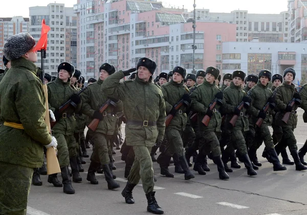 Militärer med kulsprutor av det stora fosterländska kriget förbereder för paraden den 7 November i Röda torget. — Stockfoto