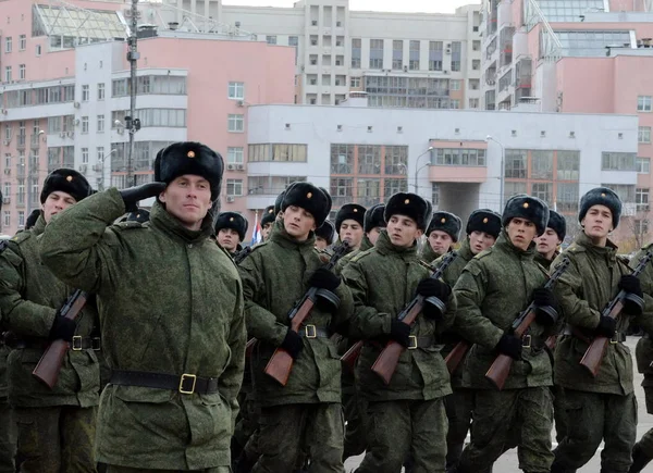 Militairen met machinegeweren van de grote patriottische oorlog bereiden zich voor op de optocht op 7 November op het Rode plein. — Stockfoto