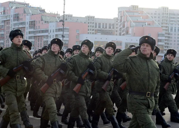 Servicemen with machine guns of the Great Patriotic War are preparing for the parade on November 7 in Red Square. — Stock Photo, Image