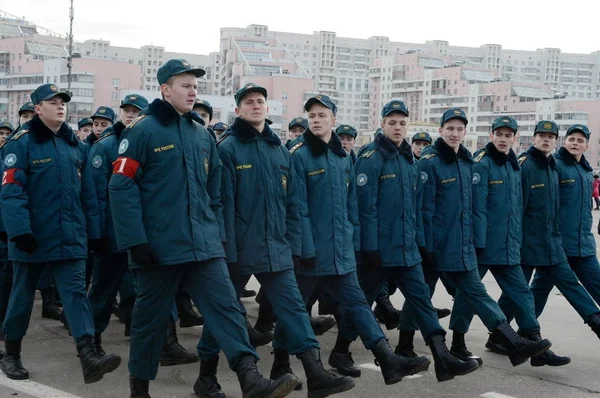 Leerlingen van de Cadet Corps van het ministerie van noodsituaties bereiden zich voor op de optocht op 7 November op het Rode plein. — Stockfoto