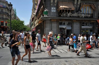 Turistler sokakta Madrid.