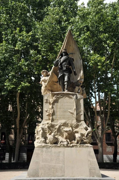 Emlékmű a testi Luis László Ferrao (1887-1909), egy spanyol hazafi, aki meghalt a marokkói a Plaza de Oriente, Madrid. — Stock Fotó