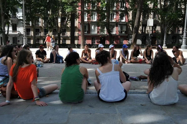 Κορίτσια στο πάρκο από την Πλάθα ντε Οριέντε στο κέντρο της Μαδρίτης. — Φωτογραφία Αρχείου