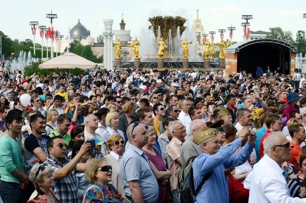 Az ünneplés a győzelem napja ember nézi egy koncertet a kiállítás gazdasági eredmények. — Stock Fotó