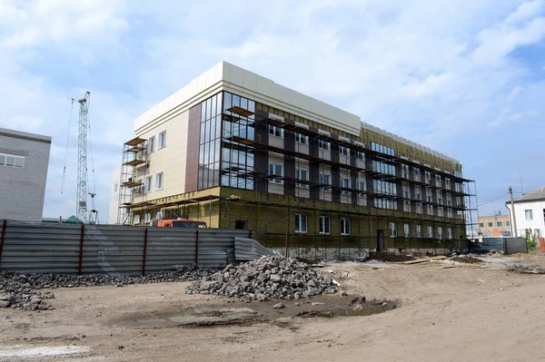 Yelets, Lipetsk bölge içinde Moskova karayolu üzerinde bir idari bina inşaat. — Stok fotoğraf