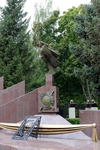 義務のラインで亡くなったリペツク地域の内務省の従業員への記念碑. — ストック写真
