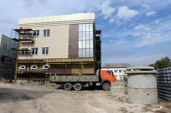 Construção de um edifício administrativo na auto-estrada de Moscovo em Yelets, região de Lipetsk . — Fotografia de Stock