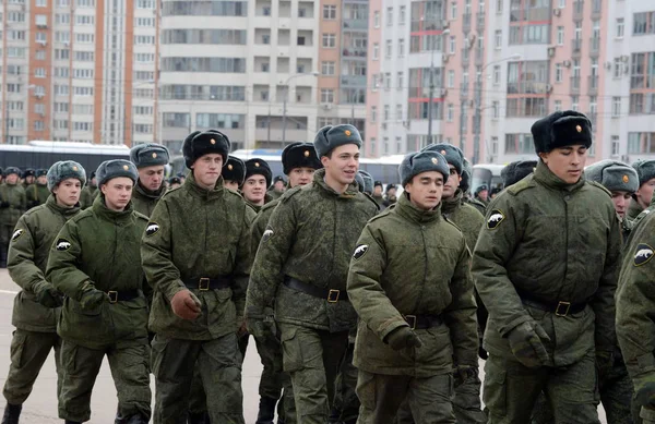  Askerler iç askerlerinin Mart. 7 Kasım tarihinde kırmızı Meydanı'nda gösteri için hazırlık.