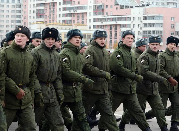 Soldater av interna trupper marschera. Förberedelse för paraden den 7 November i Röda torget. — Stockfoto