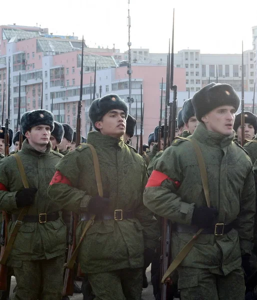 Cadetes da escola militar com fuzis da Grande Guerra Patriótica estão se preparando para o desfile no dia 7 de novembro na Praça Vermelha . — Fotografia de Stock