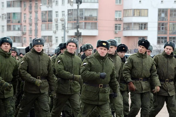  Askerler iç askerlerinin Mart. 7 Kasım tarihinde kırmızı Meydanı'nda gösteri için hazırlık.