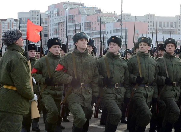 Cadetes de la escuela militar con rifles de la Gran Guerra Patria se preparan para el desfile del 7 de noviembre en la Plaza Roja . — Foto de Stock