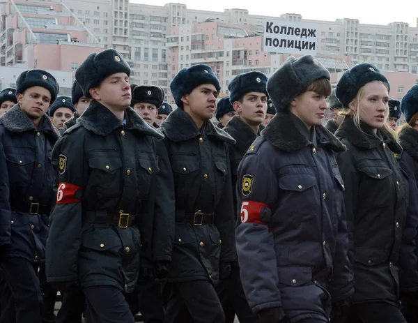 Cadetes del Colegio de Policía de Moscú se preparan para el desfile del 7 de noviembre en la Plaza Roja . — Foto de Stock