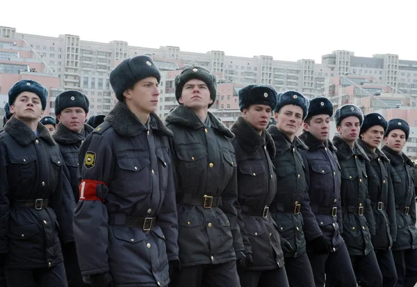 モスクワ大学の警察の士官候補生は 11 月 7 日赤の広場でパレードの準備. — ストック写真