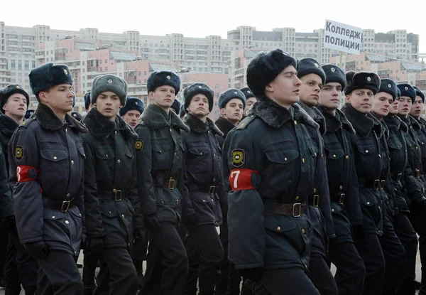 I cadetti del Collegio di Polizia di Mosca si preparano alla sfilata del 7 novembre in Piazza Rossa . — Foto Stock