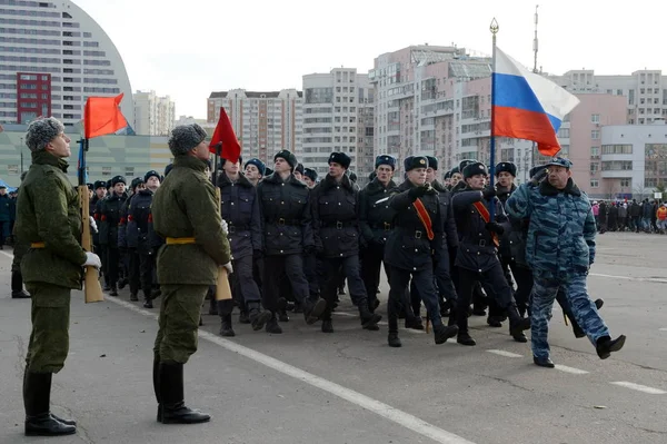 Курсанты Московского полицейского колледжа готовятся к параду 7 ноября на Красной площади . — стоковое фото