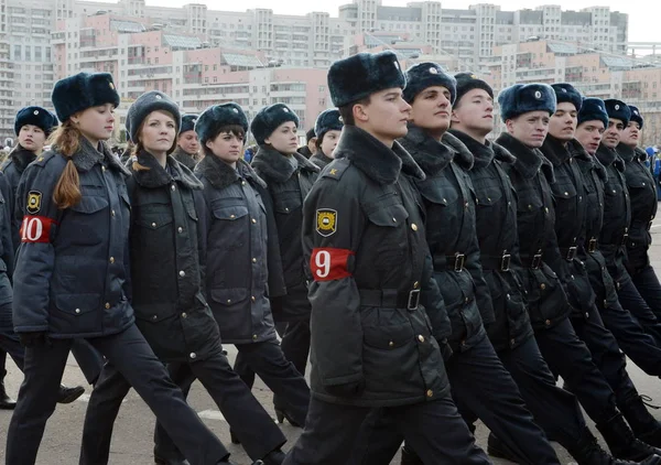 Kadetten der Moskauer Polizeihochschule bereiten sich auf die Parade am 7. November auf dem Roten Platz vor. — Stockfoto