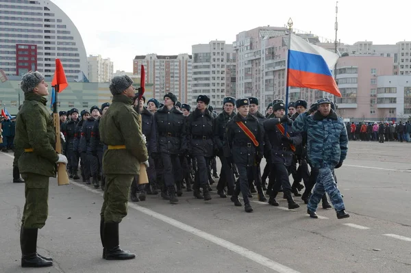 Курсанты Московского полицейского колледжа готовятся к параду 7 ноября на Красной площади . — стоковое фото