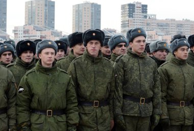  Askerler tören alanı üzerinde Rusya İç İşleri Bakanlığı'nın iç askerlerinin.