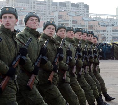  Makineli tüfek büyük Vatanseverlik Savaşı askerler geçit töreni için 7 Kasım Kızıl Meydan hazırlanıyorlar.