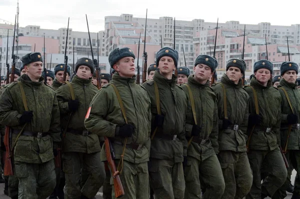Soldaten met geweren van de grote patriottische oorlog bereiden zich voor op de optocht op 7 November op het Rode plein. — Stockfoto