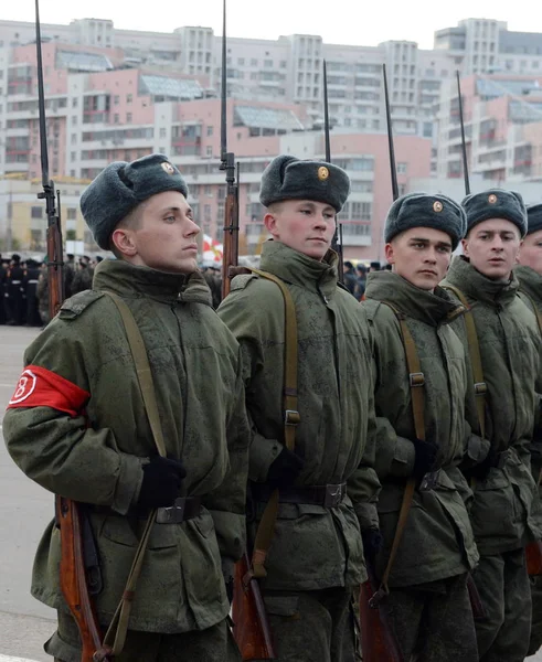 Soldaten met geweren van de grote patriottische oorlog bereiden zich voor op de optocht op 7 November op het Rode plein. — Stockfoto