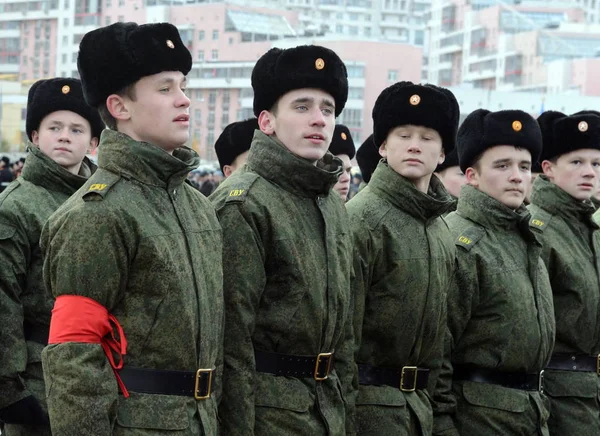 Pupils of the Moscow Suvorov Military School are preparing for the parade on November 7 in Red Square. — Stock Photo, Image