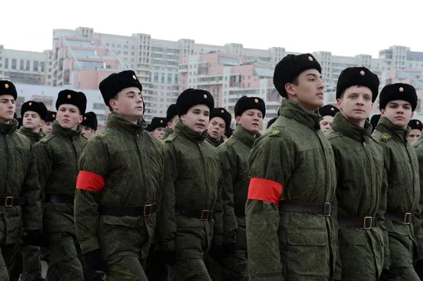 Les élèves de l'École militaire Suvorov de Moscou se préparent pour le défilé du 7 novembre sur la Place Rouge . — Photo