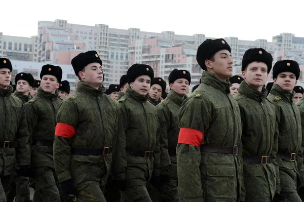 Pupils of the Moscow Suvorov Military School are preparing for the parade on November 7 in Red Square. — Stock Photo, Image