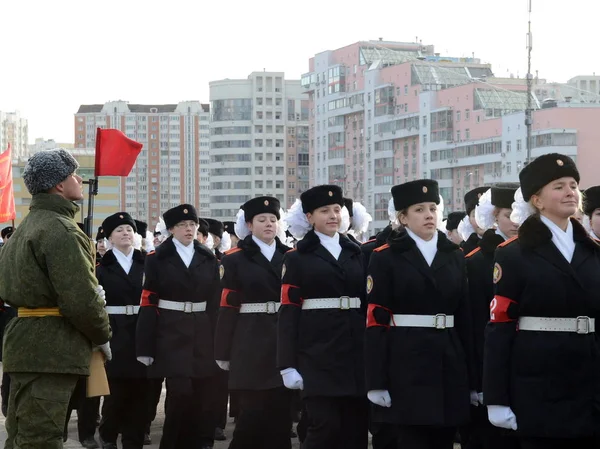 Alunos da Moscow State Boarding House estão se preparando para o desfile em 7 de novembro na Praça Vermelha . — Fotografia de Stock