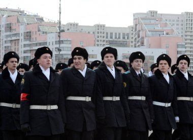  Öğrenciler alan kahramanlar Moskova Cadet Kolordu geçit töreni için 7 Kasım kırmızı kare üzerinde hazırlanıyor.
