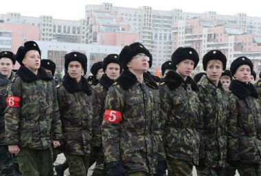 Moskova, Rusya - 23 Ekim 2013: Öğrenciler Moskova Deniz Kuvvetleri Sevastopol kahramanları geçit töreni için 7 Kasım Kızıl Meydan hazırlanıyorlar adını.