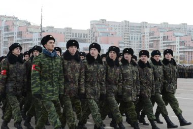 Moskova, Rusya - 23 Ekim 2013: Öğrenciler Moskova Deniz Kuvvetleri Sevastopol kahramanları geçit töreni için 7 Kasım Kızıl Meydan hazırlanıyorlar adını.