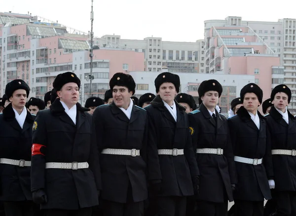 Cadetes do Corpo de Cadetes de Heróis do Espaço de Moscou estão se preparando para o desfile no dia 7 de novembro na Praça Vermelha . — Fotografia de Stock