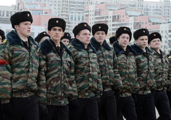 Öğrenciler Moskova Cadet Kolordu geçit töreni için 7 Kasım Kızıl Meydan hazırlanıyorlar. — Stok fotoğraf