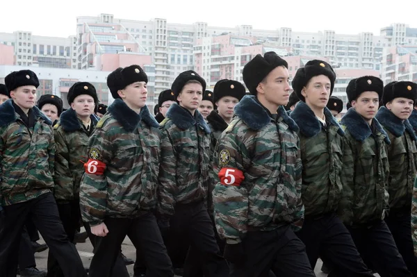 Cadetes del Cuerpo de Cadetes de Moscú se preparan para el desfile del 7 de noviembre en la Plaza Roja . — Foto de Stock