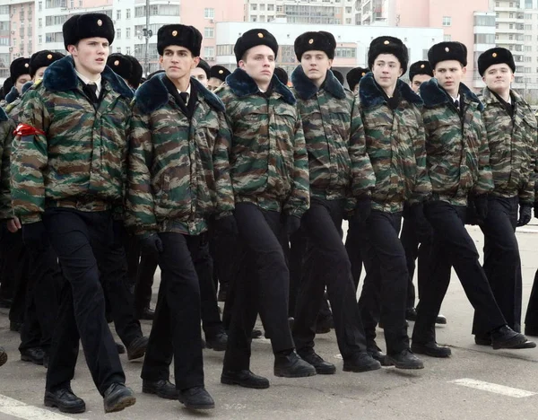 Öğrenciler Moskova Cadet Kolordu geçit töreni için 7 Kasım Kızıl Meydan hazırlanıyorlar. — Stok fotoğraf