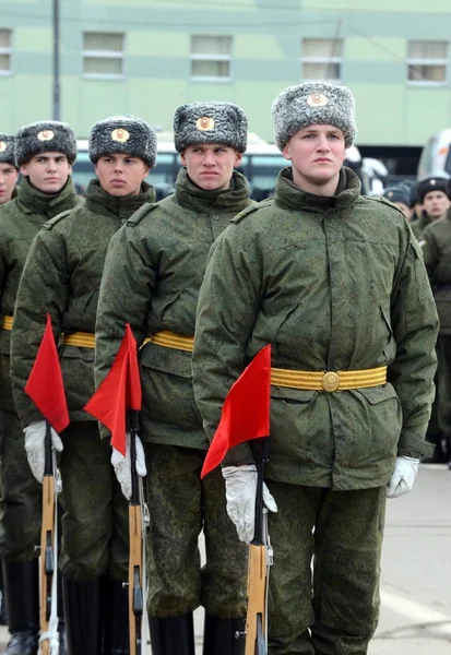 Soldaten van 154 afzonderlijke commandant Transfiguratie regiment bereiden zich voor op de optocht op 7 November op het Rode plein. — Stockfoto