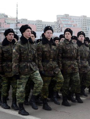  Öğrenciler Moskova Cadet müzikal Kolordu geçit töreni için 7 Kasım Kızıl Meydan hazırlanıyorlar.