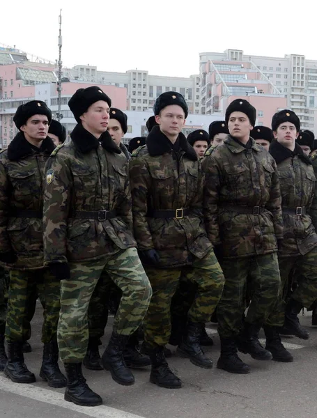 11 月 7 日に赤の広場でパレードのためのモスクワの士官候補生の音楽隊の士官候補生の準備. — ストック写真