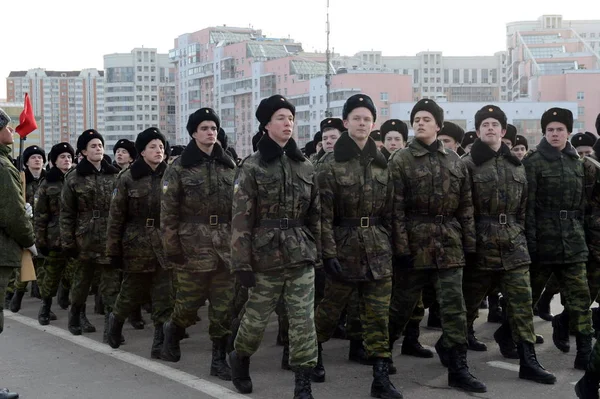 11 月 7 日に赤の広場でパレードのためのモスクワの士官候補生の音楽隊の士官候補生の準備. — ストック写真
